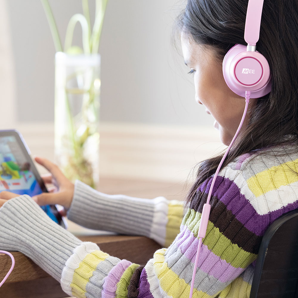 MEE audio ミーオーディオ HP-KJ45-PK KidJamz KJ45 ピンク 子供用 有線ヘッドホン キッズヘッドフォン 使用イメージ