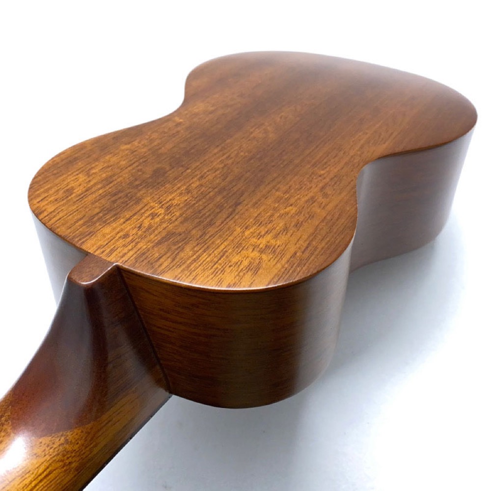 ソプラノウクレレ初心者セット フェイマス Famous FS-6cst ケース チューナー 教則本付き マホガニー単板トップ 2022-23モデル ボディバック