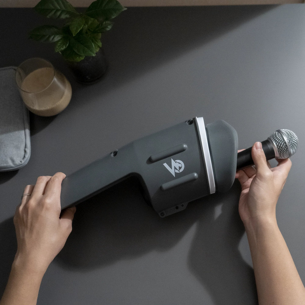 Forwith VC-02 Voicease ヴォイシーズ ダミーマイク付き ヴォーカルサイレンサー ボーカル防音機 マイク取り付けイメージ