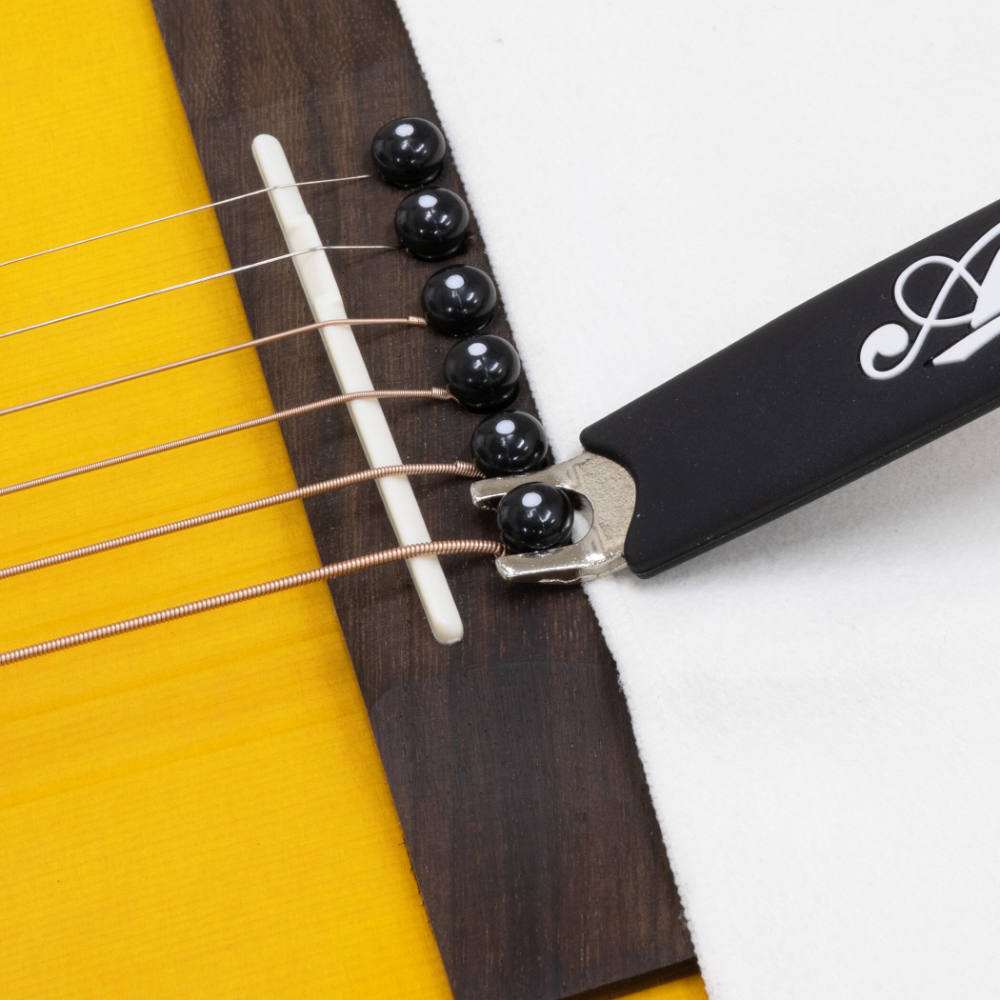 ARIA アリア BPP-100 Bridge Pin Puller with 10mm Hex Wrench ブリッジピン抜き アコースティックギター用ブリッジピン抜き 使用例画像1