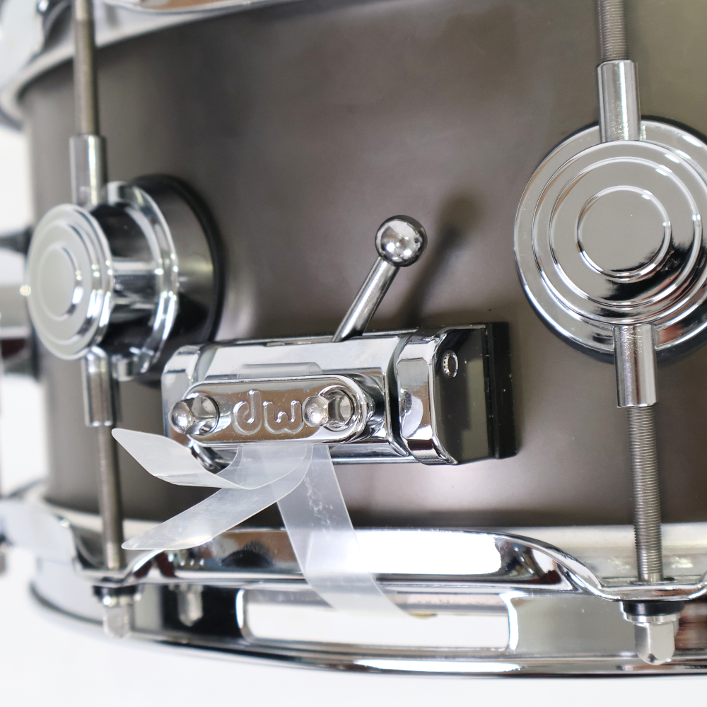 【中古】 スネアドラム DW DW-SBB-1455SD/BRASS/C Collector’s Black Stain over Brass Snare 14x5.5 詳細画像