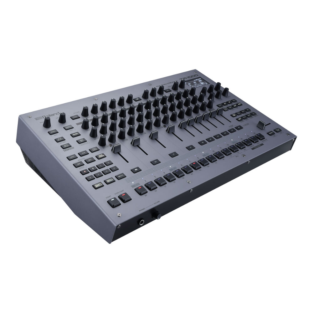 リズムマシン ROLAND TR-1000 RHYTHM CREATOR TR-808/TR-909から厳選した16種類の回路を搭載 左サイド
