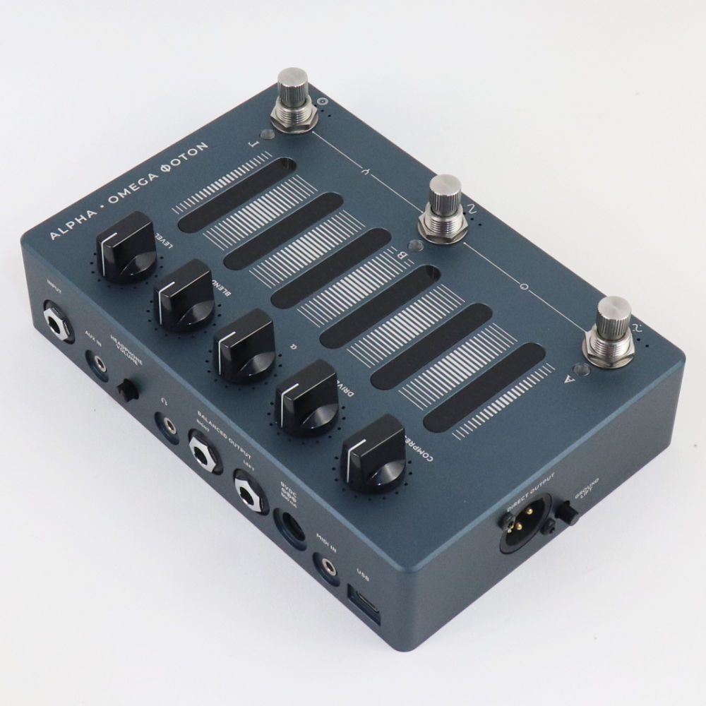 【中古】 Darkglass Electronics ALPHA OMEGA PHOTON ベースプリアンプ IR機能搭載 本体画像 斜め 