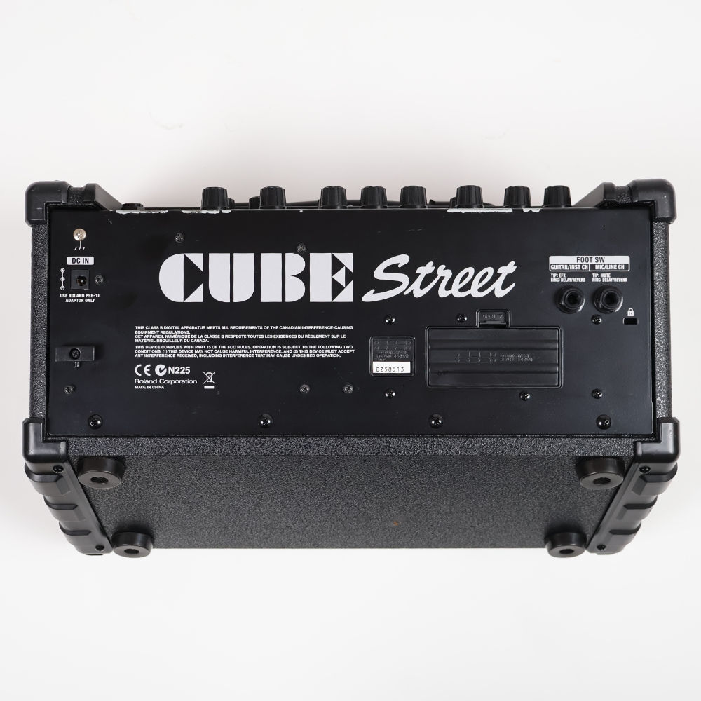【中古】 ギターアンプ ローランド ROLAND CUBE Street BK 乾電池駆動パフォーマンス用ステレオアンプ ギターアンプ 本体画像 裏