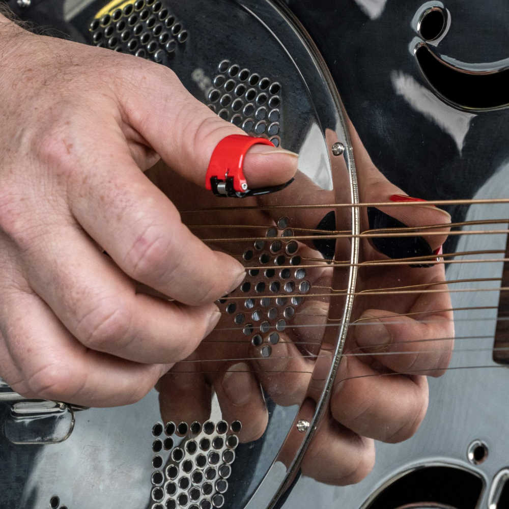 Black Mountain Picks BM-TPK01-Pack of 3 3枚セット Black Mountain Thumb Pick Heavy サムピック 使用例画像