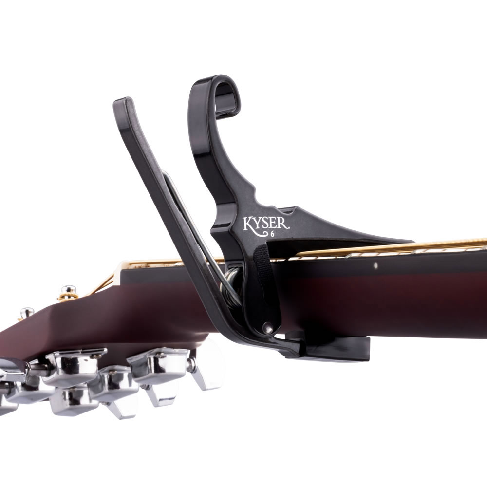 Kyser カイザー KG6BCA Black Chrome Quick-Change Acoustic Guitar Capo カポタスト アコギ用 取り付けイメージ