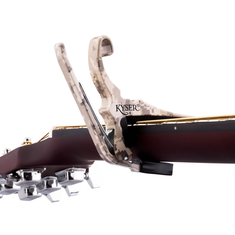 Kyser カイザー KG6G4V2A Desert Camo Quick-Change Acoustic Guitar Capo カポタスト アコギ用 取り付けイメージ