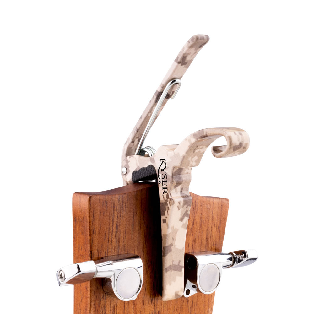 Kyser カイザー KG6G4V2A Desert Camo Quick-Change Acoustic Guitar Capo カポタスト アコギ用 使用イメージ