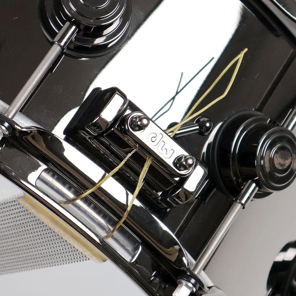 【中古】 スネアドラム DW Collector’s Black Nickel over Brass Snare 14x6.5 側面