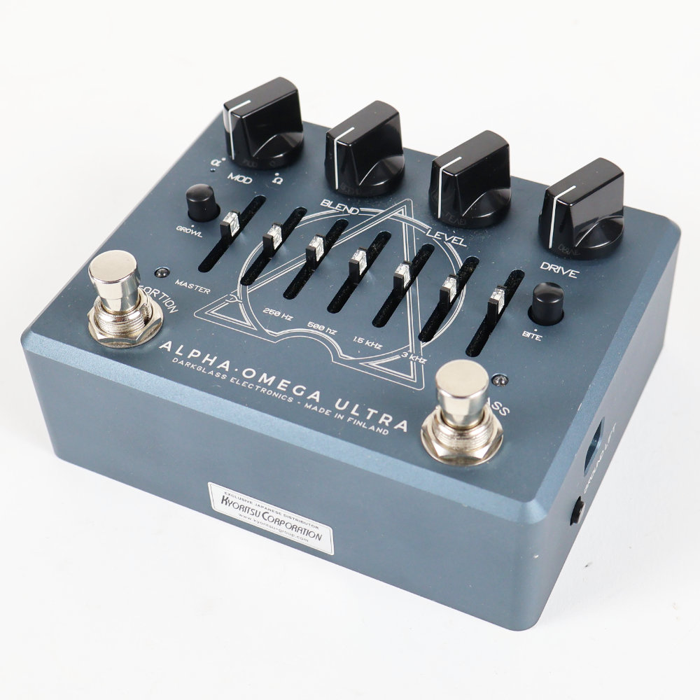 【中古】 Darkglass Electronics ALPHA OMEGA ULTRA v2 with Aux-In 6bandグラフィックイコライザー搭載 ベースプリアンプ 本体画像 斜め2