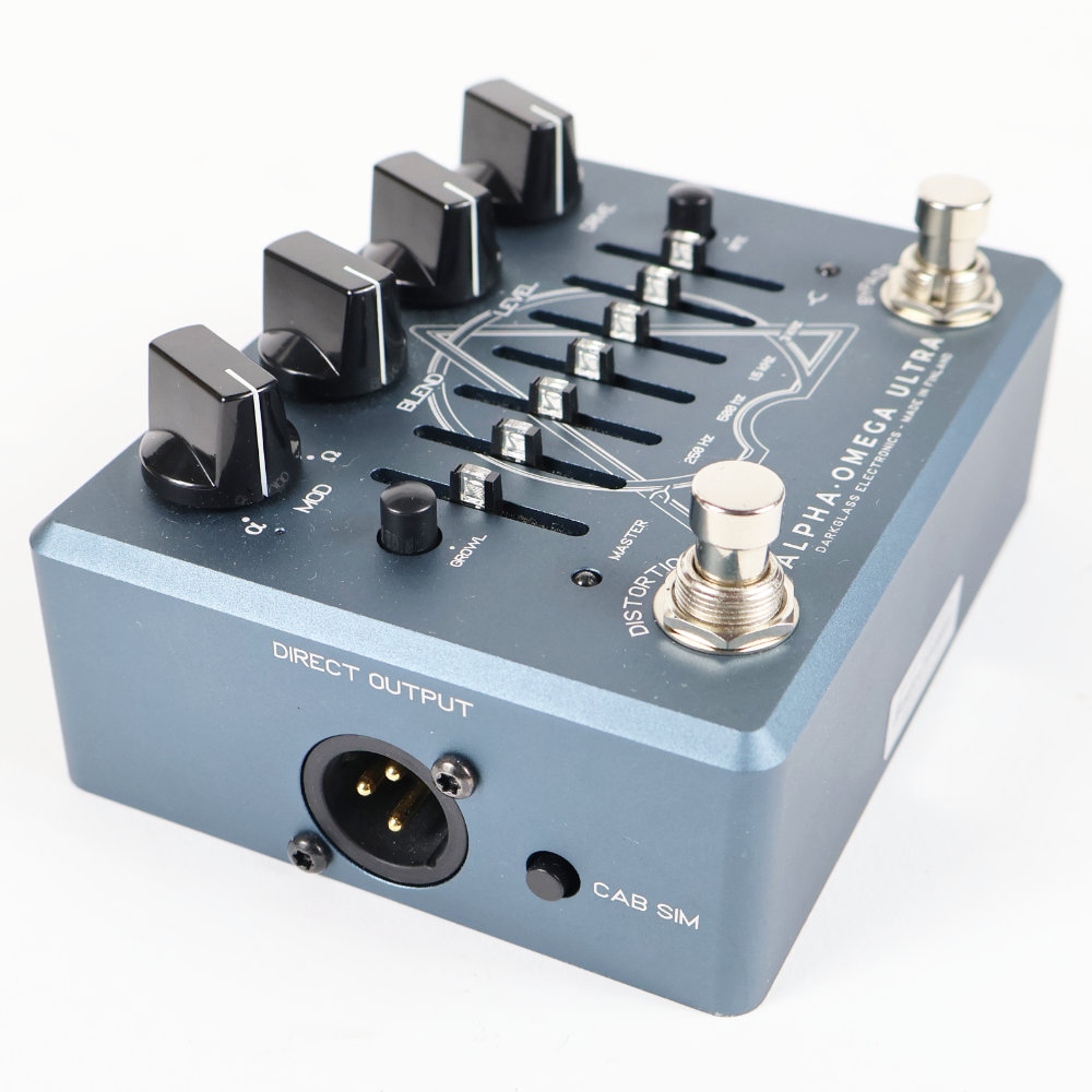【中古】 Darkglass Electronics ALPHA OMEGA ULTRA v2 with Aux-In 6bandグラフィックイコライザー搭載 ベースプリアンプ 本体画像 斜め