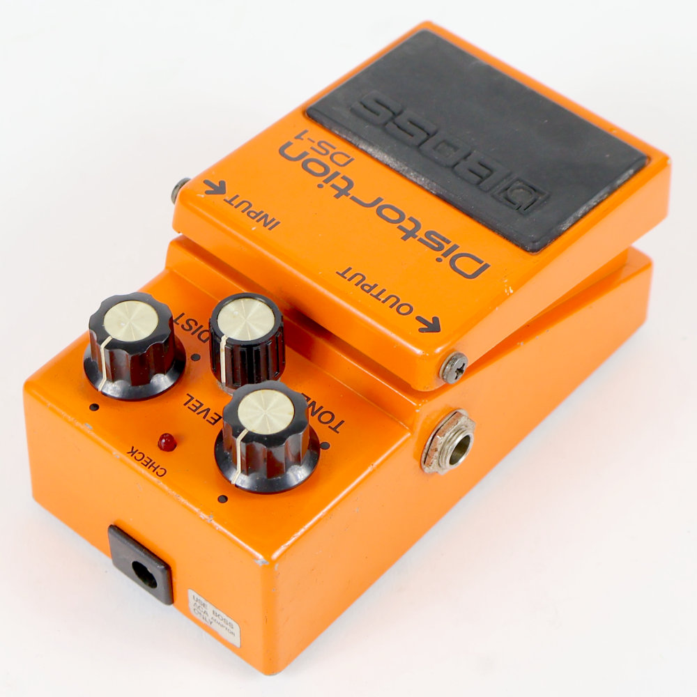 【中古】 ディストーション エフェクター BOSS DS-1 Distortion Made in Japan ギターエフェクター 本体画像 斜め 