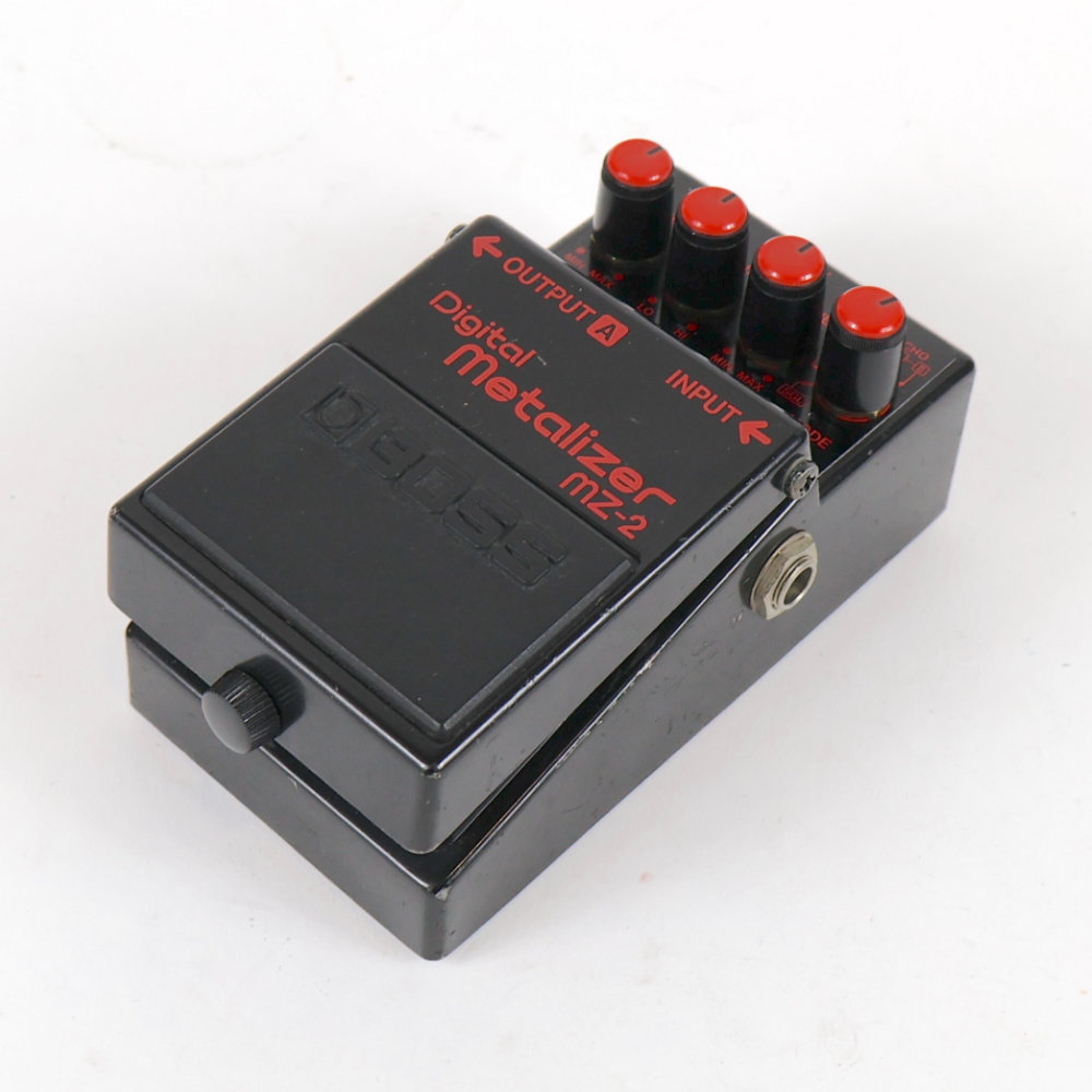 【中古】 ディストーション エフェクター BOSS MZ-2 Digital Metalizer Made in JAPAN ギターエフェクター 斜めアングル画像