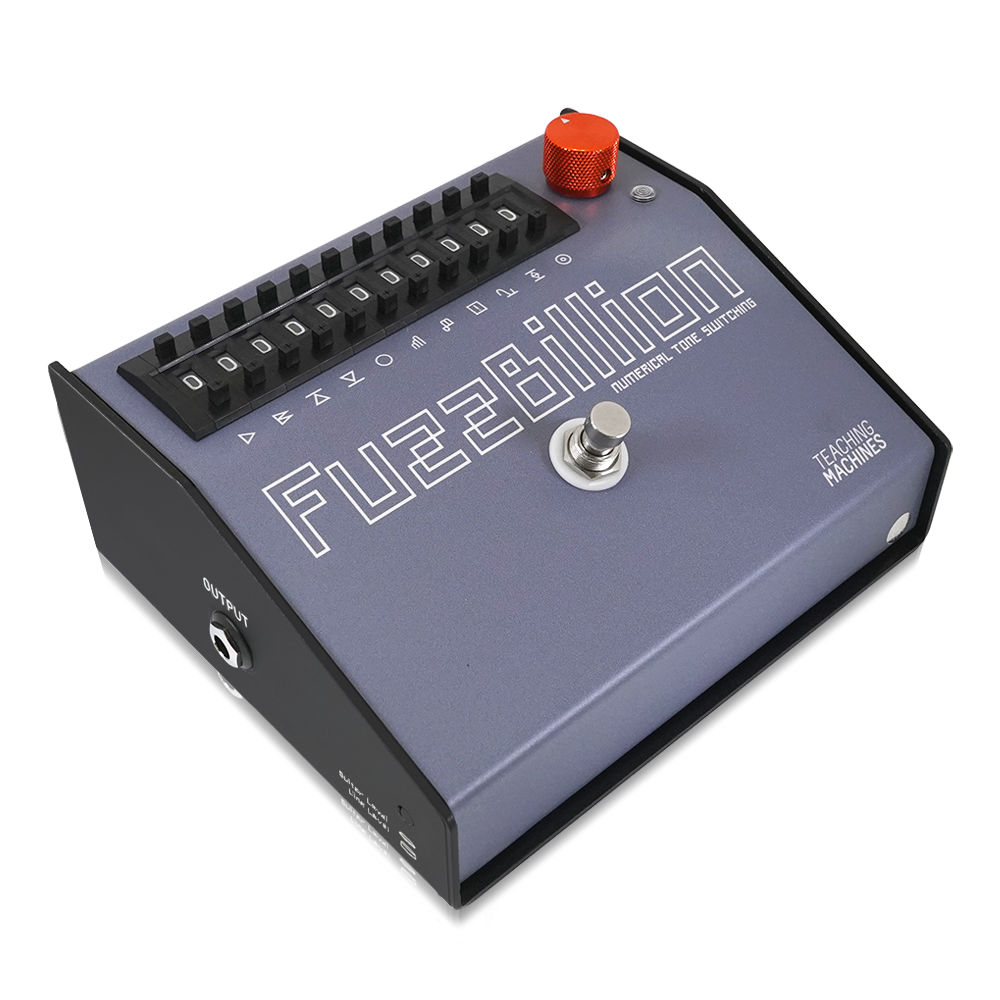 TEACHING MACHINES ティーチングマシンズ FuzzBillion ファズ ディストーション オーバードライブ エフェクター 斜めアングル画像