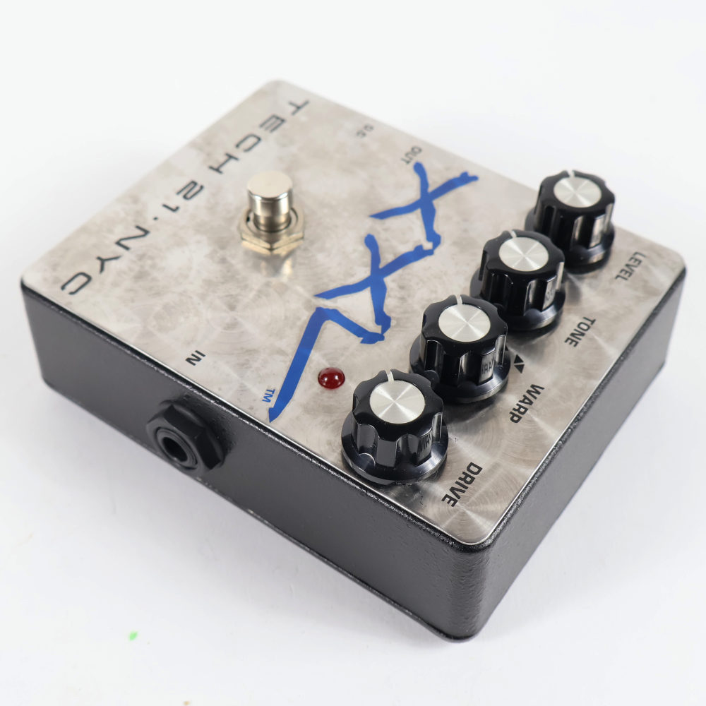 【中古】 ディストーション Tech 21 XXL エフェクター 本体画像 斜め 