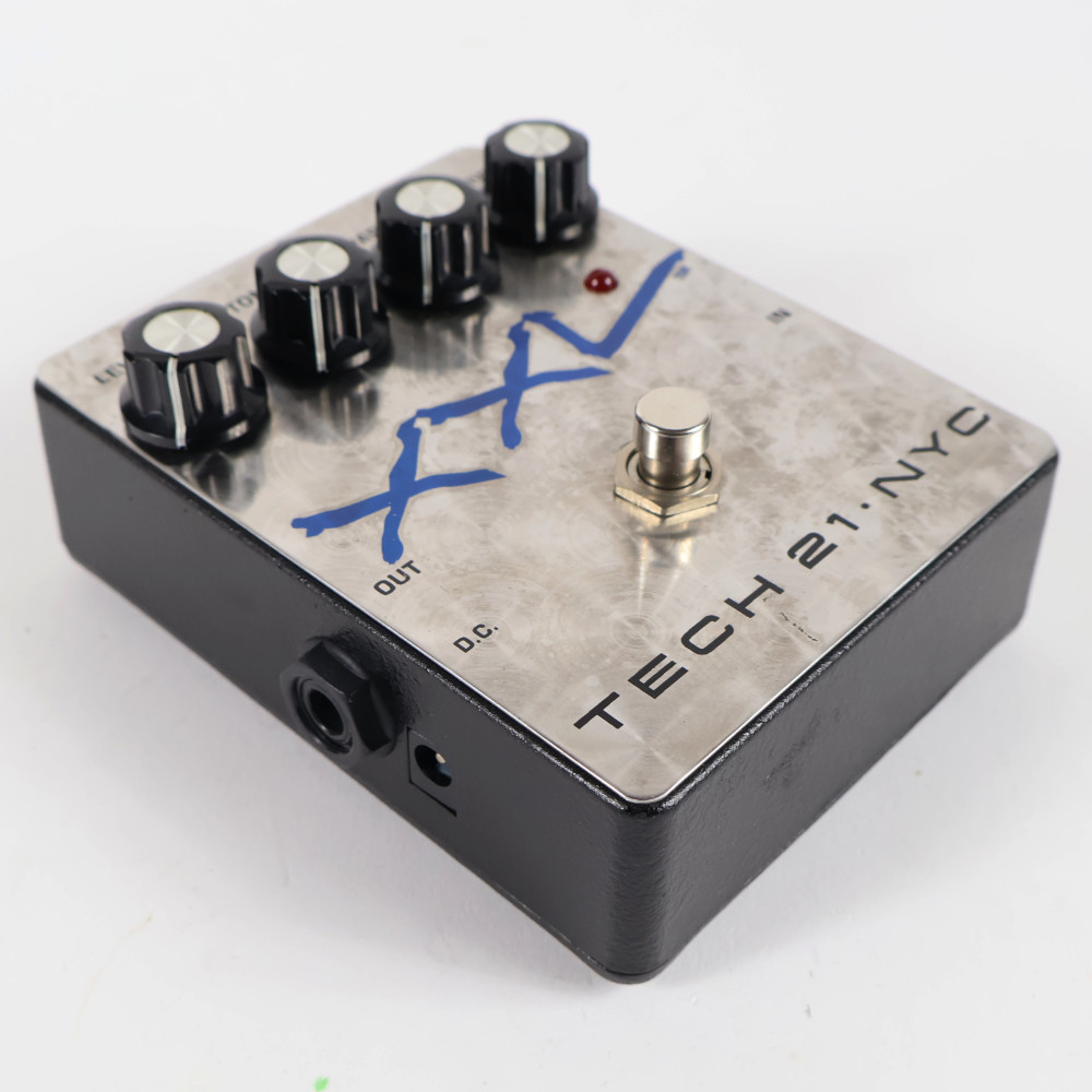 【中古】 ディストーション Tech 21 XXL エフェクター 本体画像 斜め 2