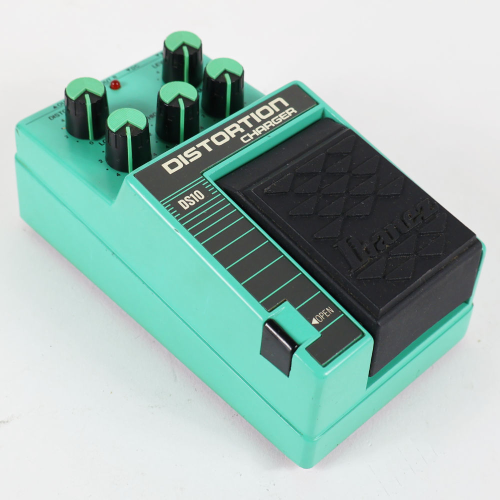 【中古】 ディストーション エフェクター IBANEZ アイバニーズ DS10 DISTORTION CHARGER ギターエフェクター 本体画像 斜め 2