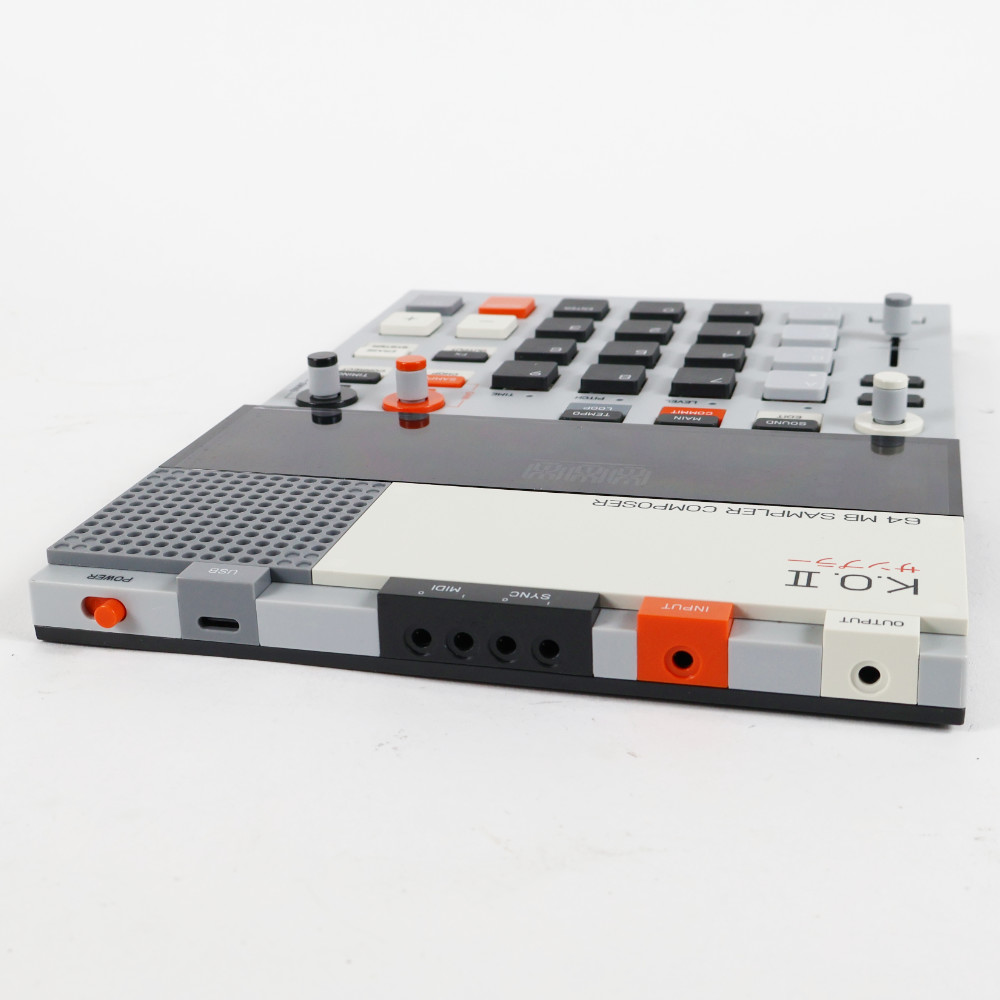 【中古】 サンプラー シーケンサー teenage engineering EP-133 K.O.II ティーンエイジエンジニアリング 本体画像 斜め 