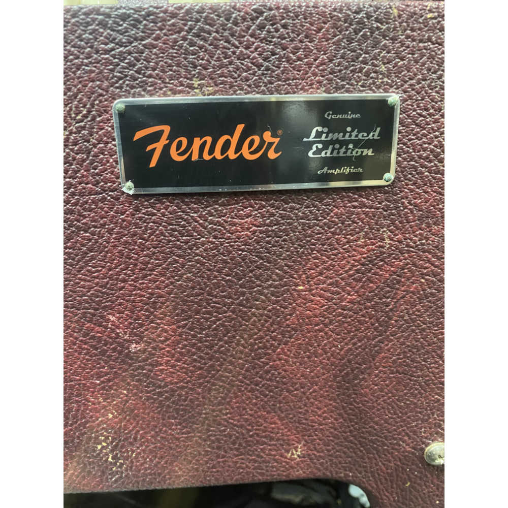【中古】 ギターアンプ FENDER HOT ROD DELUXE III WINE/WHEAT フェンダー コンボアンプ ロゴアップ画像