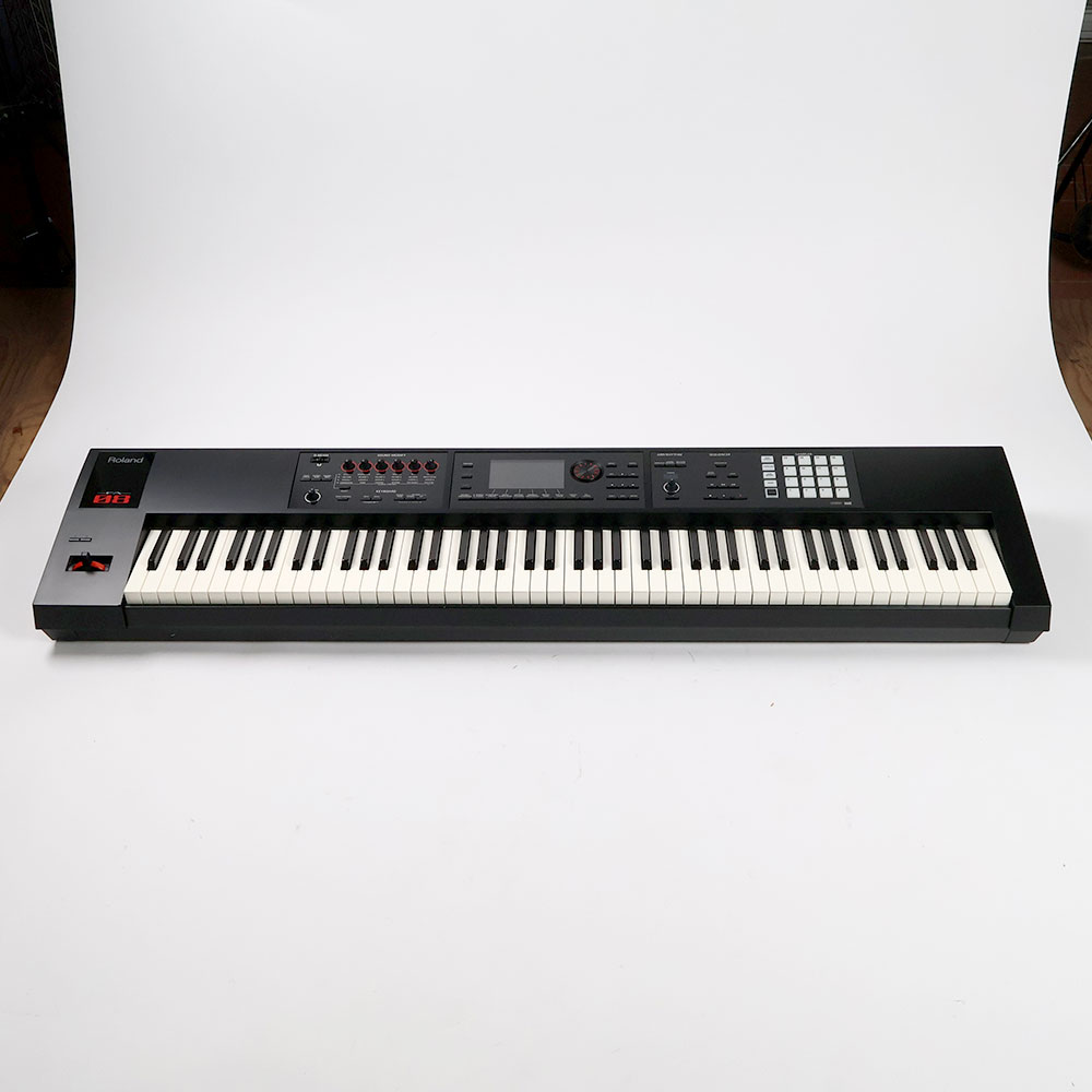 【中古】 ROLAND FA-08 Music Workstation シンセサイザー 88鍵 正面