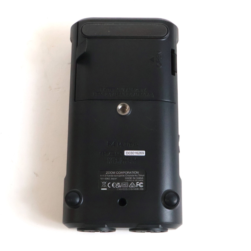 【中古】 ZOOM ズーム R4 MultiTrak 32bit フロート・オーディオ対応 ポータブル 4トラックレコーダー MTR ボトム画像