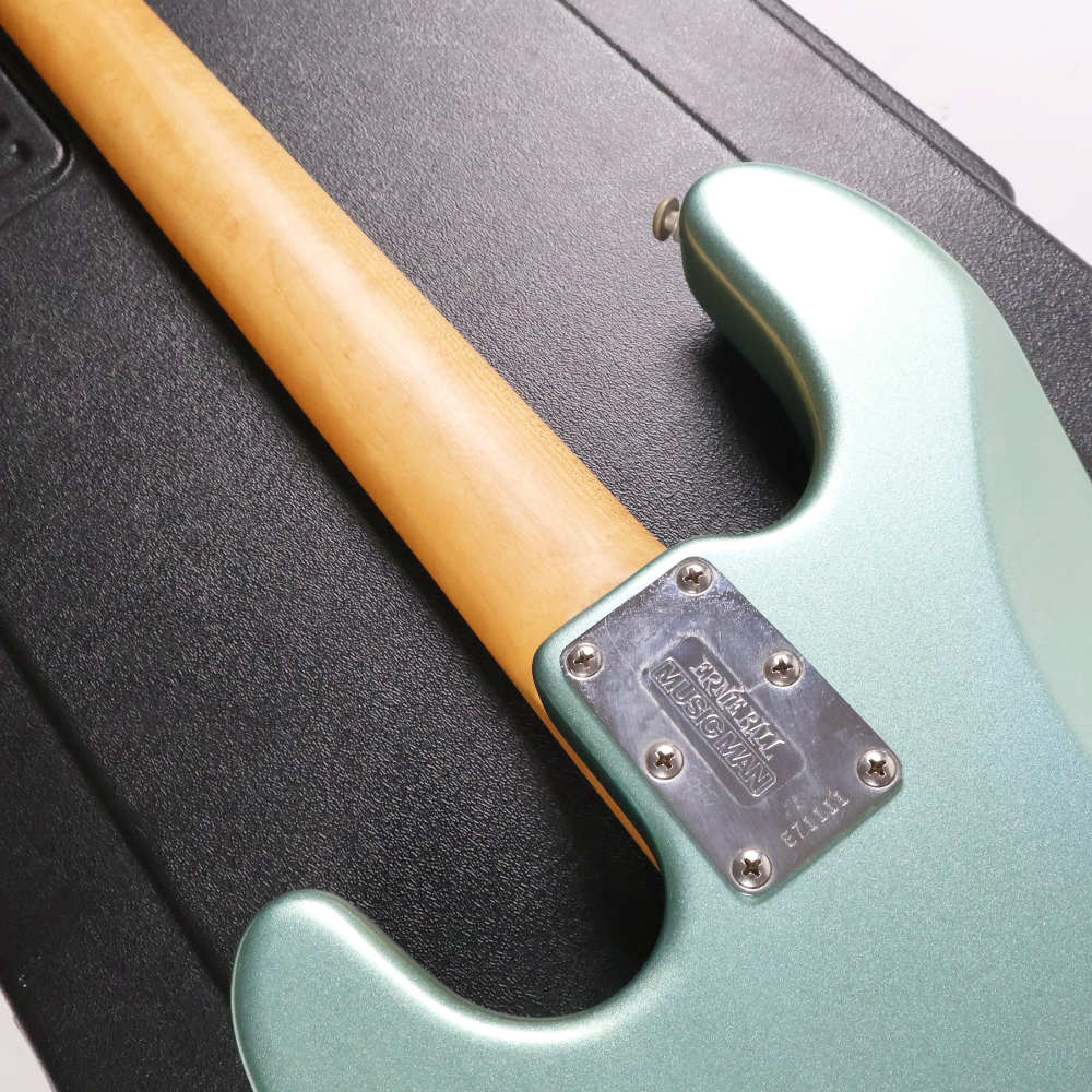 【中古】 エレキベース Music Man StingRay Ice Blue Maple FingerBoard 2009年製 ミュージックマン スティングレイ 3バンドEQ搭載 ネックプレート