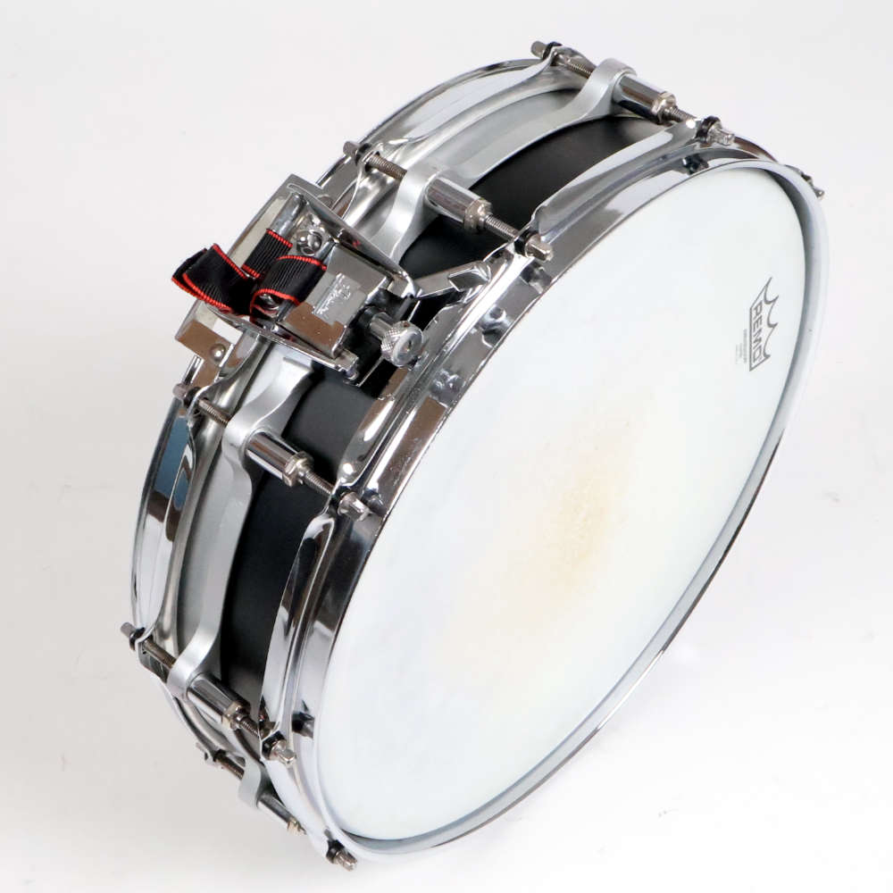 【中古】スネアドラム パール Pearl  FREE FLOATING STEEL SHELL Black Finish 14×3.5 ピッコロスネア ストレイナー側