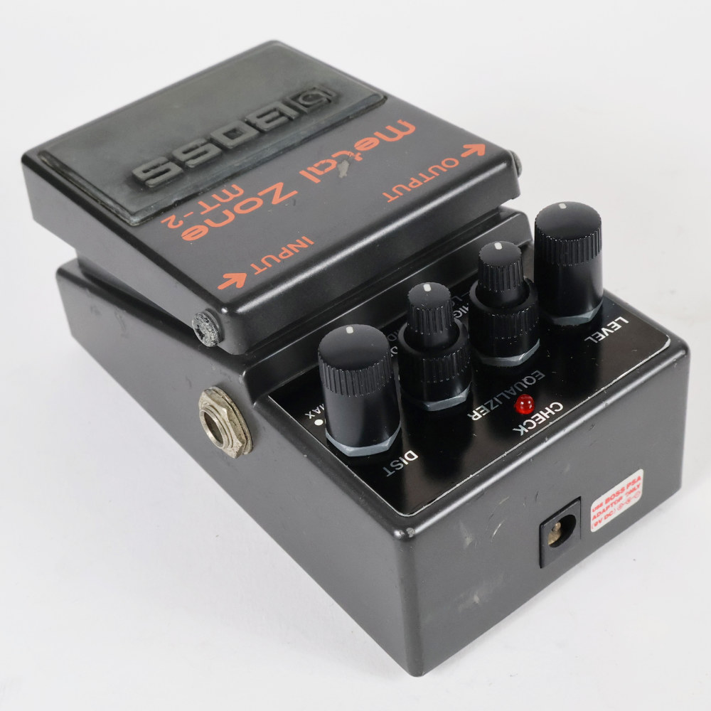 【中古】メタルゾーン エフェクター BOSS MT-2 Metal Zone ボス ギターエフェクター 本体画像 斜め 