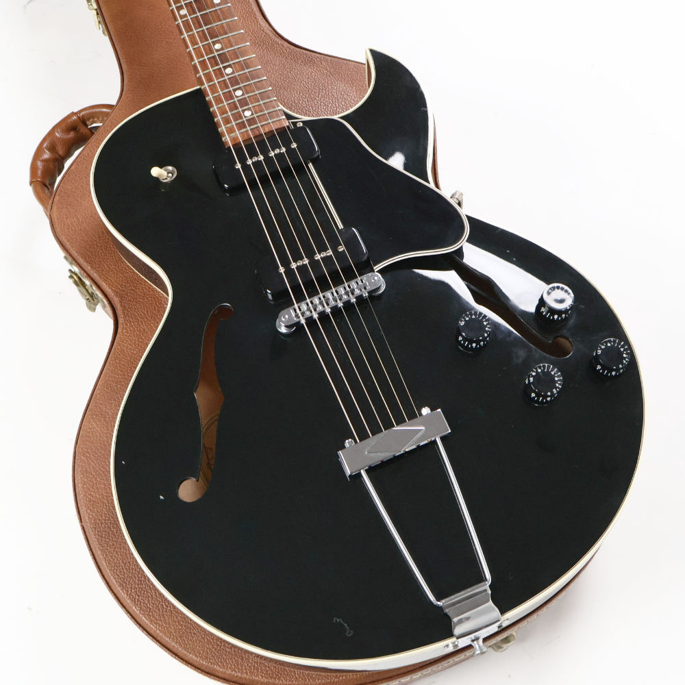 【中古】 エレキギター Gibson ES-135 Ebony 1995年製  セミアコースティックギター P-100ピックアップ搭載 ボディ画像 