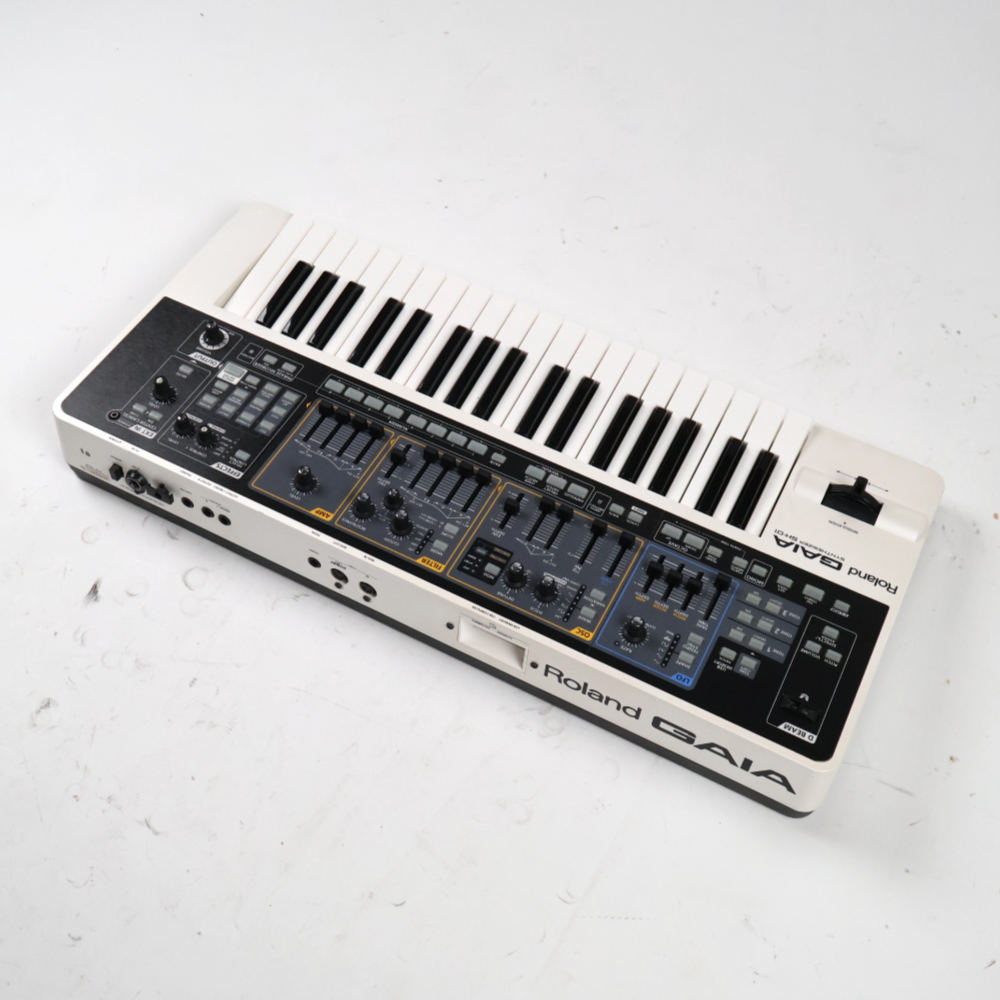 【中古】 ROLAND GAIA SH-01 シンセサイザー 斜めアングル画像