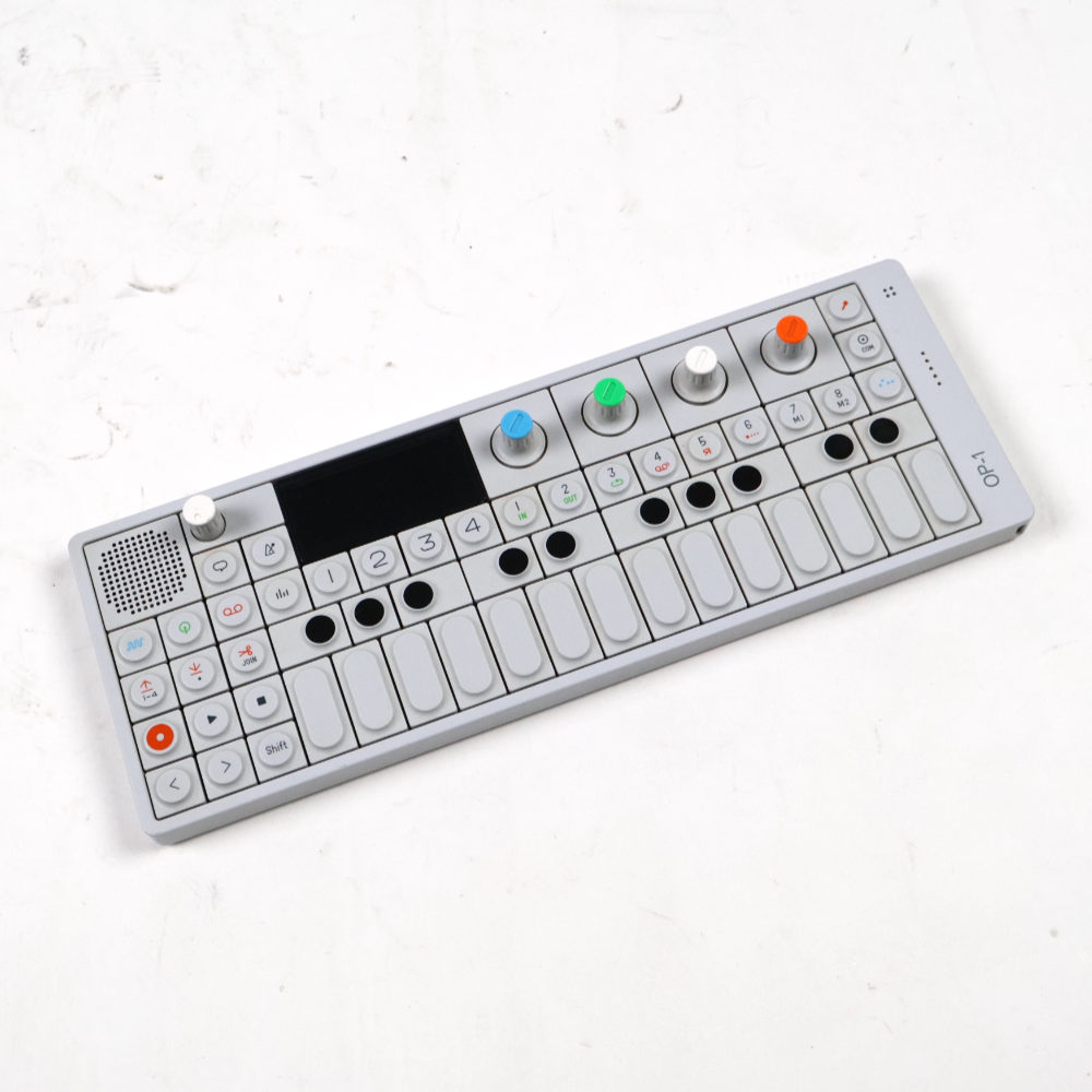 【中古】 ポータブルシンセサイザー ティーンネイジエンジニアリング TEENAGE ENGINEERING OP-1 斜めアングル画像