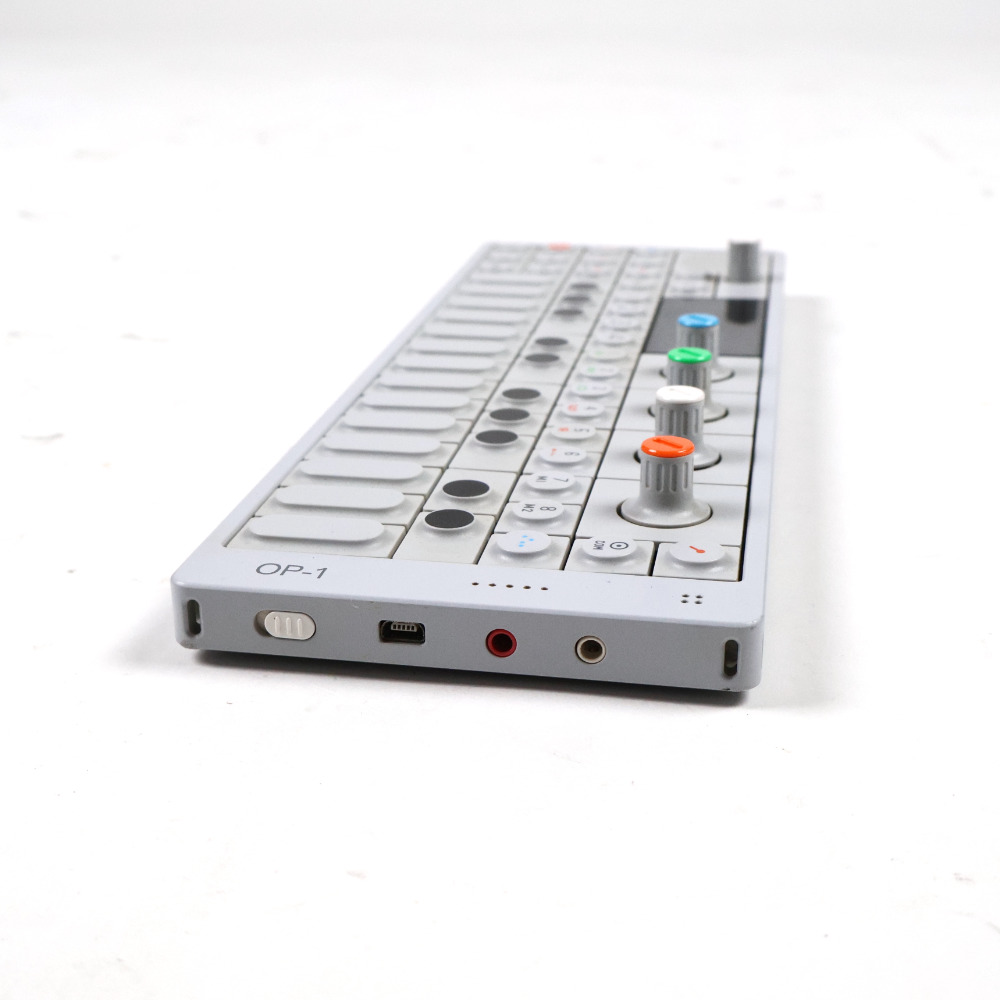 【中古】 ポータブルシンセサイザー ティーンネイジエンジニアリング TEENAGE ENGINEERING OP-1 サイド画像