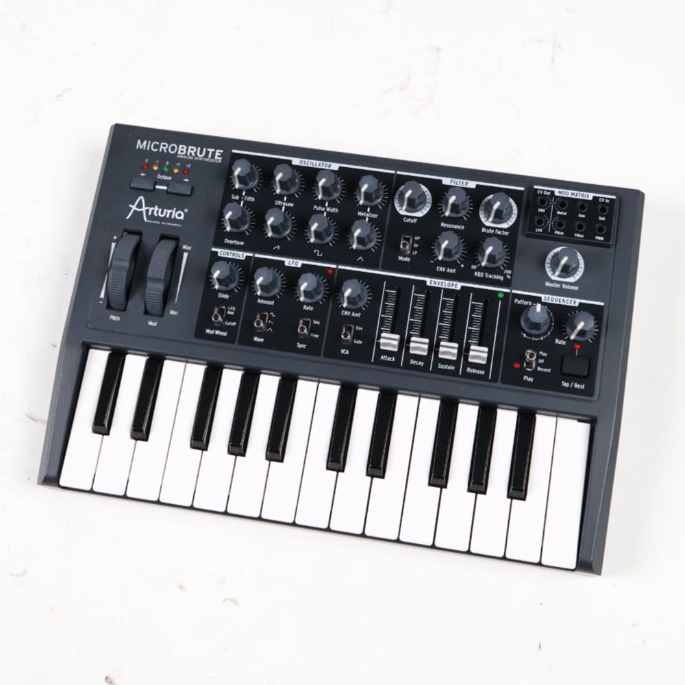 【中古】 アナログシンセ ARTURIA MICROBRUTE 斜めアングル画像