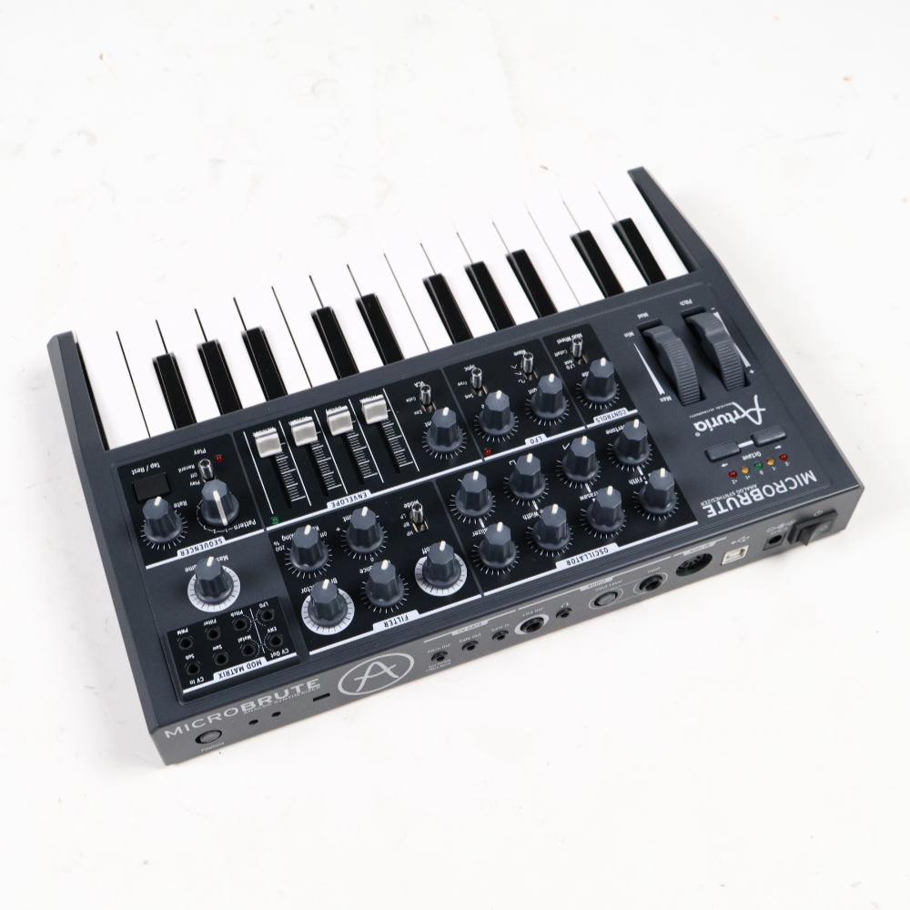 【中古】 アナログシンセ ARTURIA MICROBRUTE リア斜めアングル画像