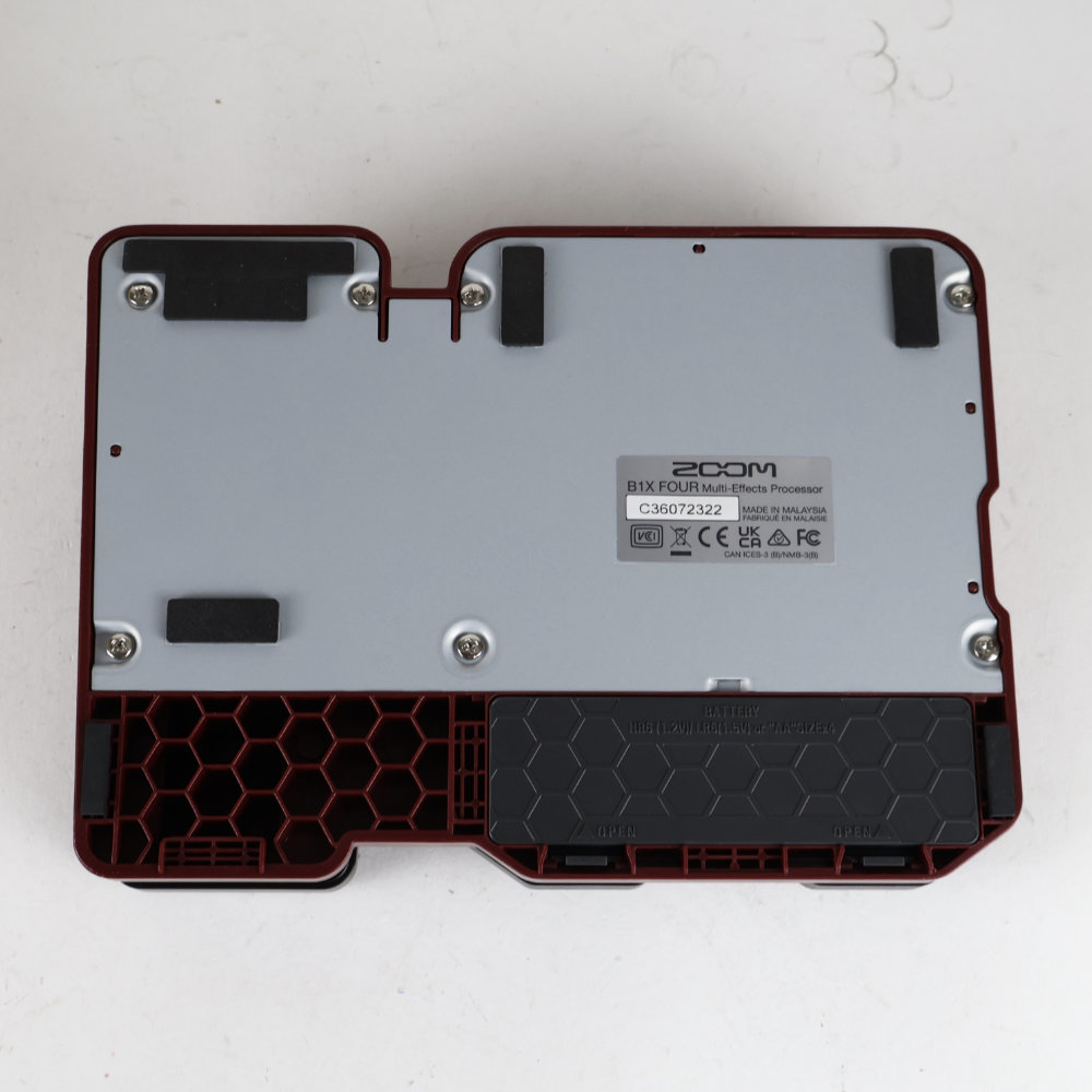 【中古】 ベースマルチエフェクター ZOOM B1X FOUR 底面