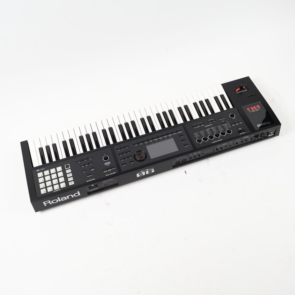 【中古】 ROLAND FA-06 Music Workstation シンセサイザー 全体