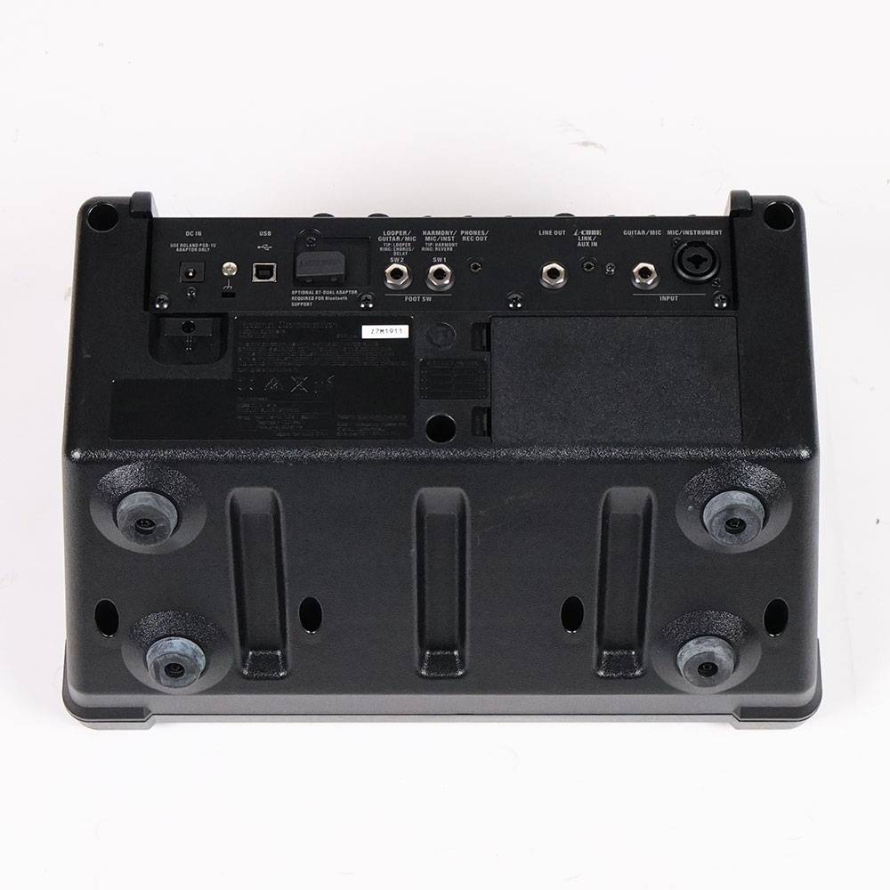 【中古】 ギターアンプ BOSS CUBE STREET II Black 乾電池駆動パフォーマンス用ステレオアンプ 小型ギターアンプ コンボ キューブストリート2 背面、底面