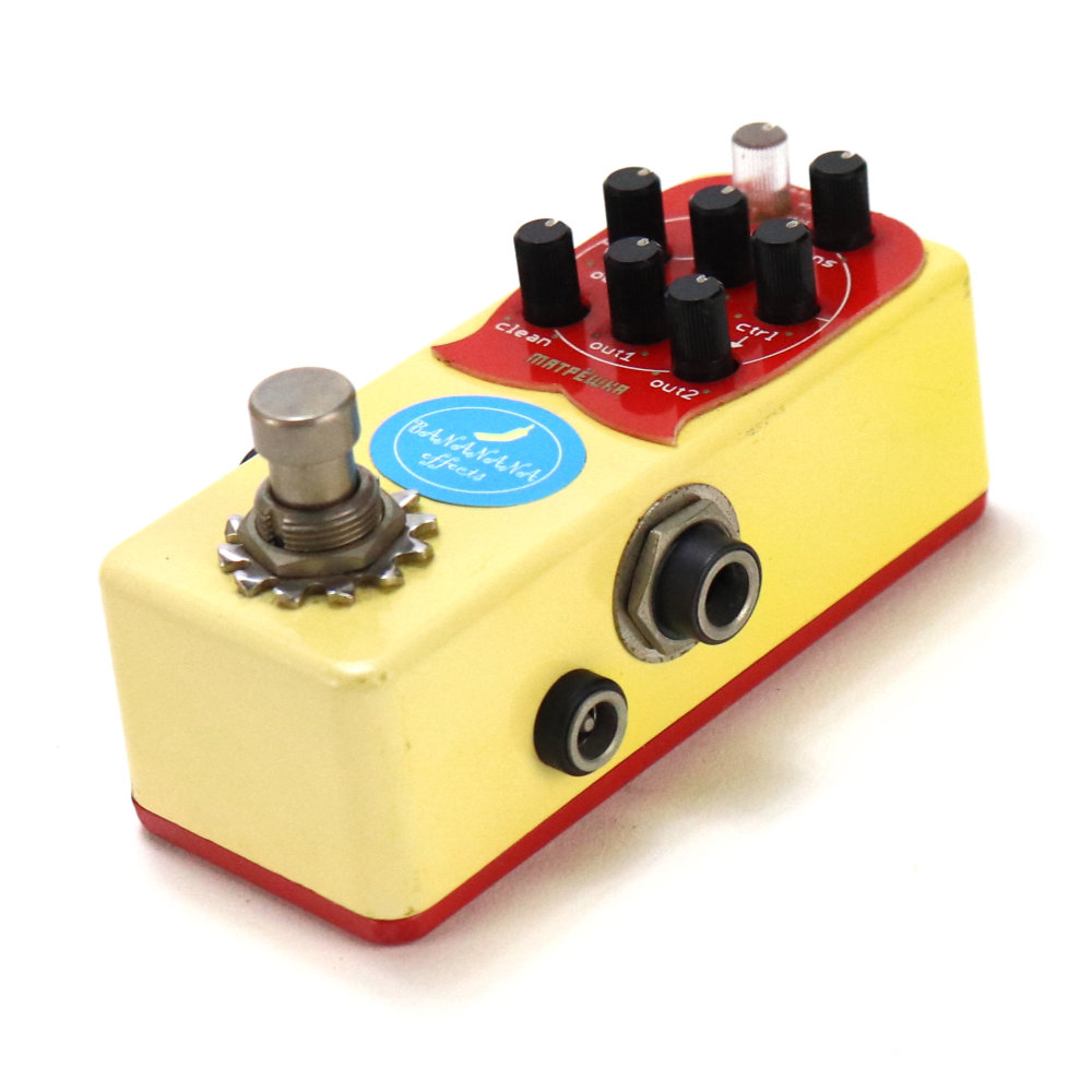 【中古】 ベースシンセ BANANANA EFFECTS MATRYOSHKA BASS SYNTH 8 SELECTABLE MODES 斜めアングル画像