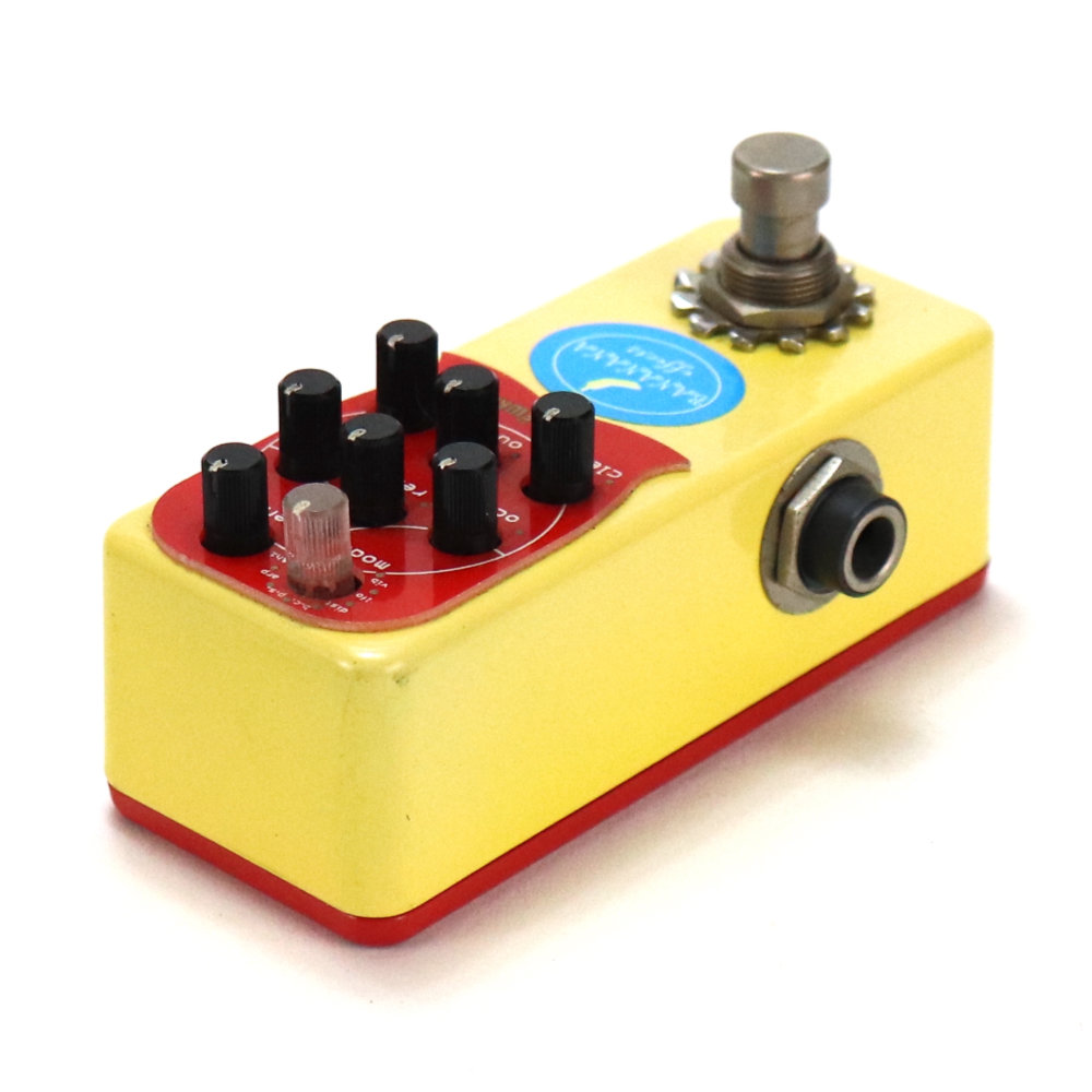 【中古】 ベースシンセ BANANANA EFFECTS MATRYOSHKA BASS SYNTH 8 SELECTABLE MODES リア斜めアングル画像