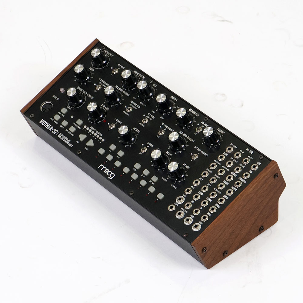 【中古】 MOOG Mother-32 セミモジュラーシンセサイザー 全体