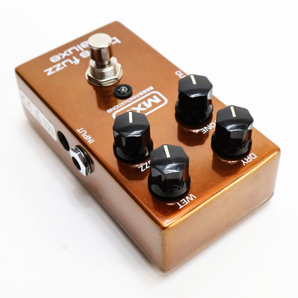 【中古】 ベース用ファズ エフェクター MXR M-84 Bass Fuzz Deluxe ベース用エフェクター ファズ 本体画像 斜め 