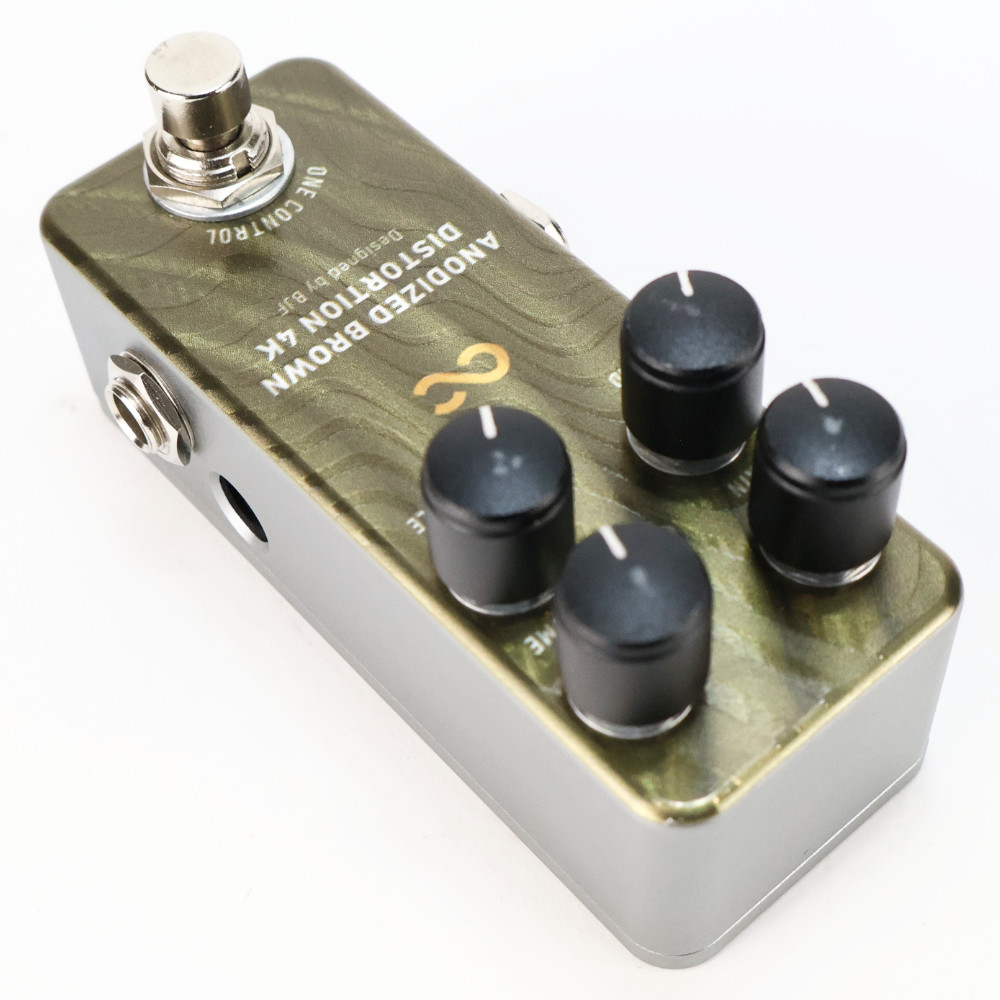 【中古】 One Control Anodized Brown Distortion 4K ディストーション ギターエフェクター 本体画像 斜め 