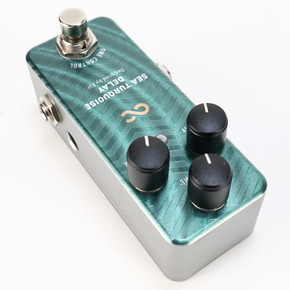 【中古】 One Control SEA TURQUOISE DELAY ディレイ ギターエフェクター 本体画像 斜め 