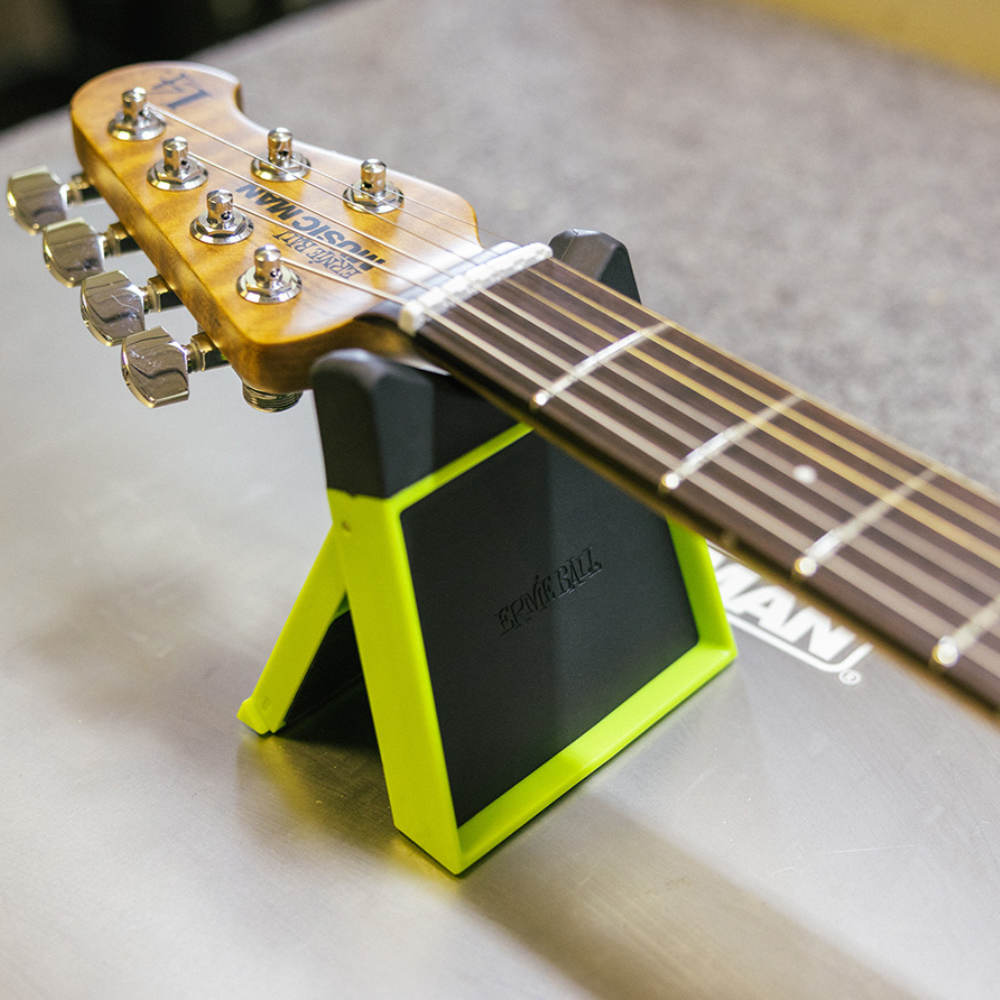ERNIE BALL 9617 GUITAR NECK REST ギターネックレスト  クレードルスタンド 使用例画像1
