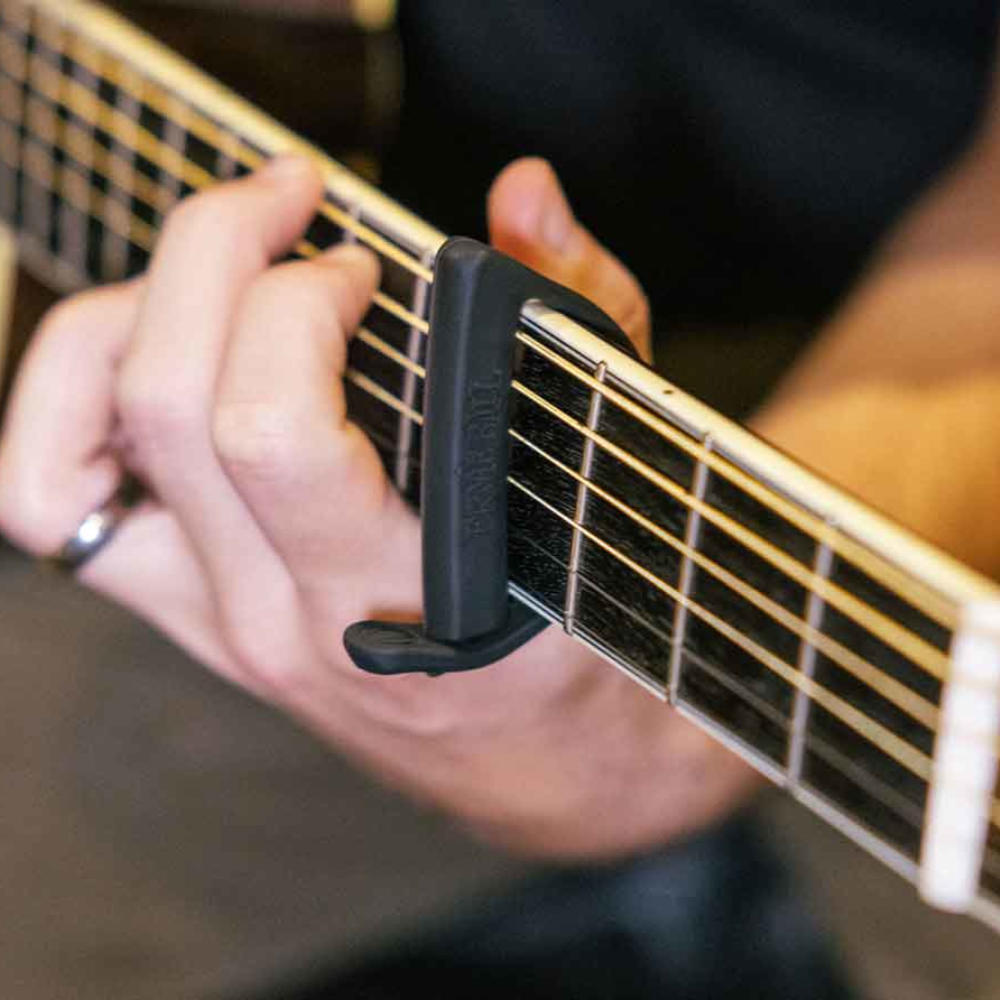 ギターカポ ERNIE BALL 9645 FLEX CAPO BK アーニーボール フレックスカポ 使用例画像1