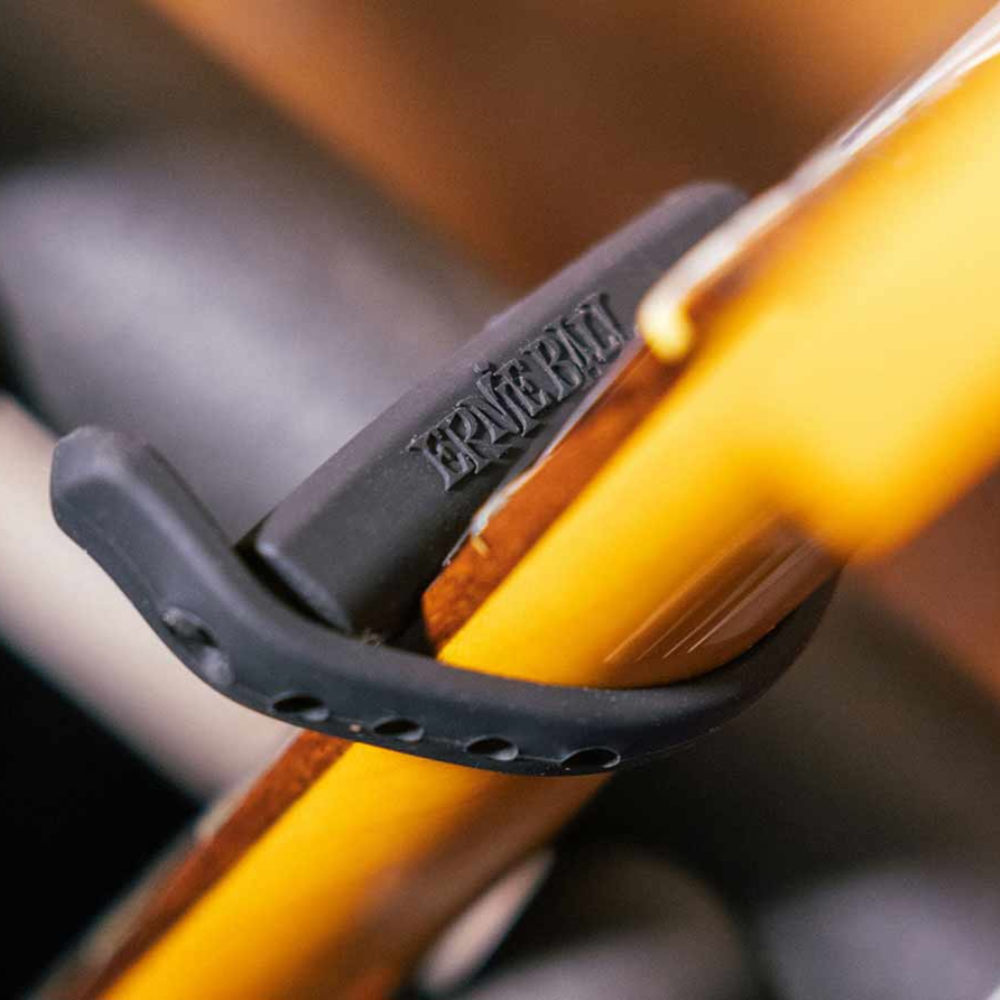 ギターカポ ERNIE BALL 9645 FLEX CAPO BK アーニーボール フレックスカポ 使用例画像2