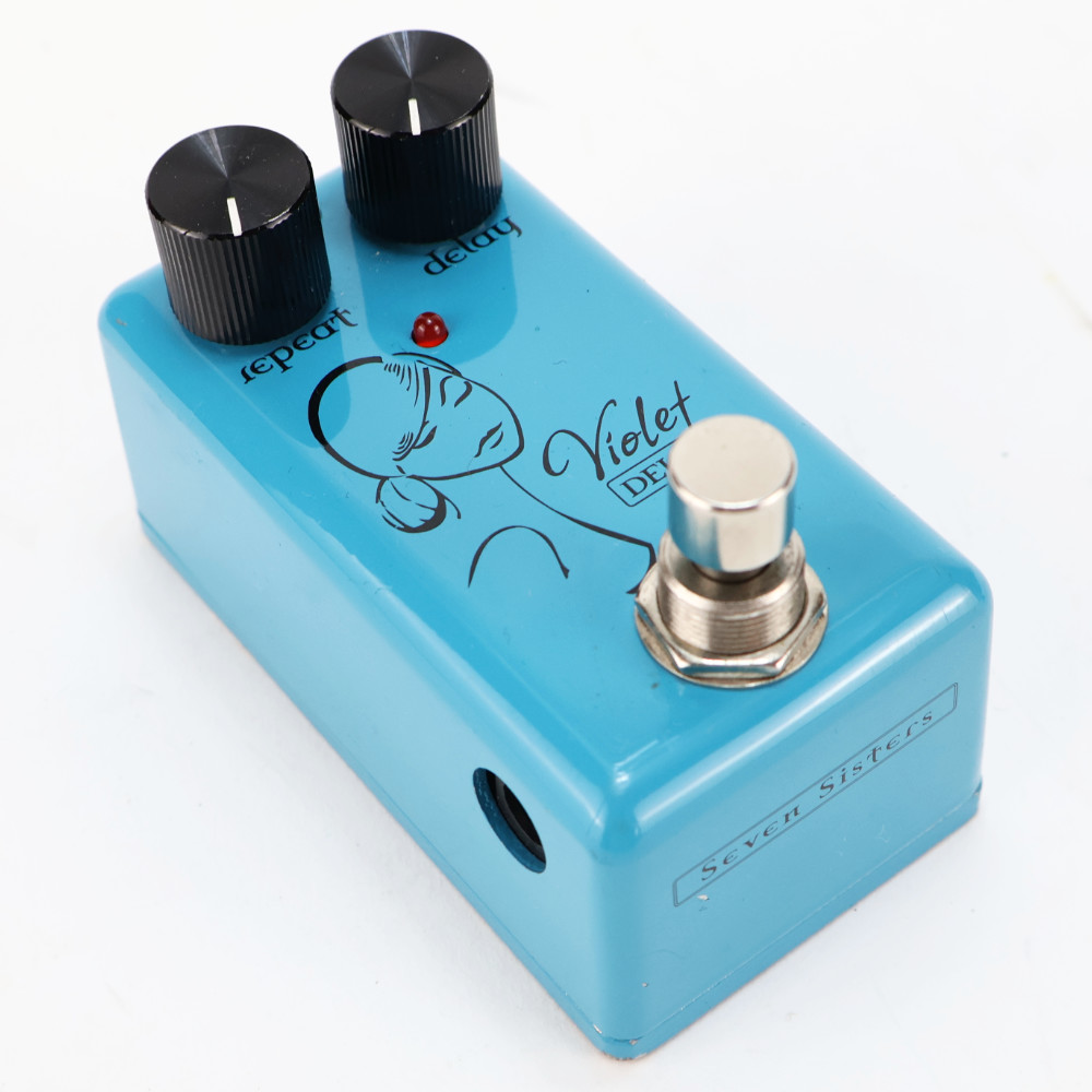 【中古】 ディレイ RED WITCH SEVEN SISTERS Violet Delay レッドウィッチ ギターエフェクター 本体画像 斜め