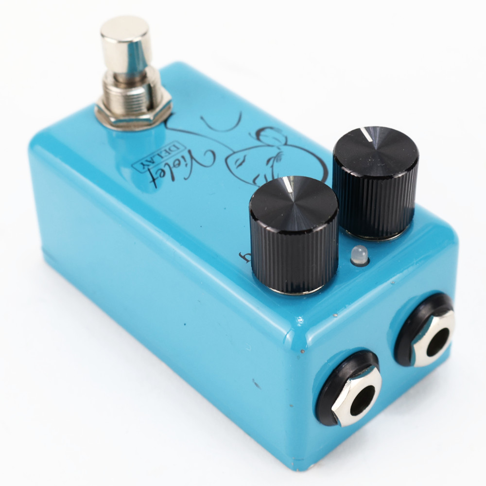 【中古】 ディレイ RED WITCH SEVEN SISTERS Violet Delay レッドウィッチ ギターエフェクター 本体画像 斜め 2
