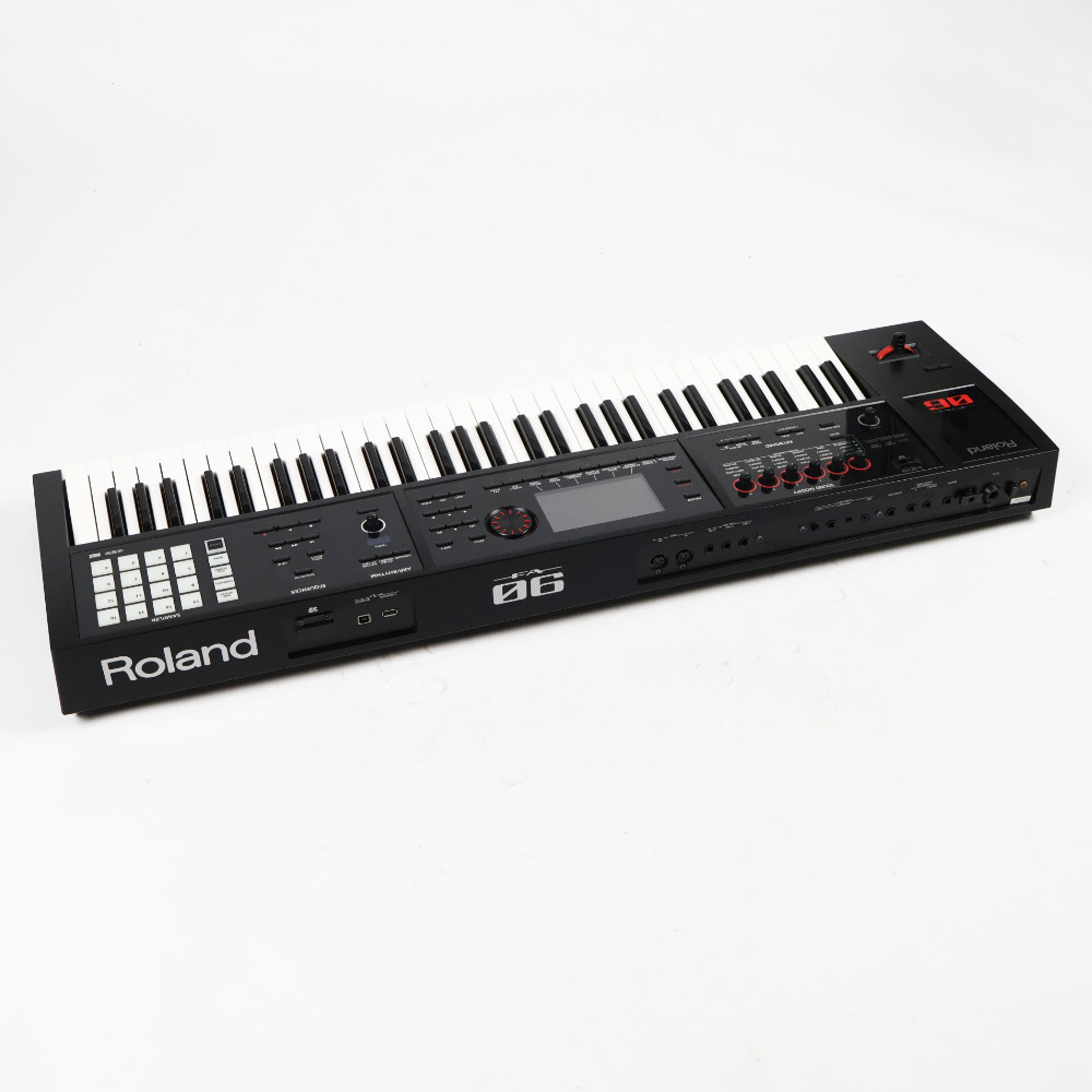 【中古】 ROLAND FA-06 Music Workstation シンセサイザー 本体画像 斜め