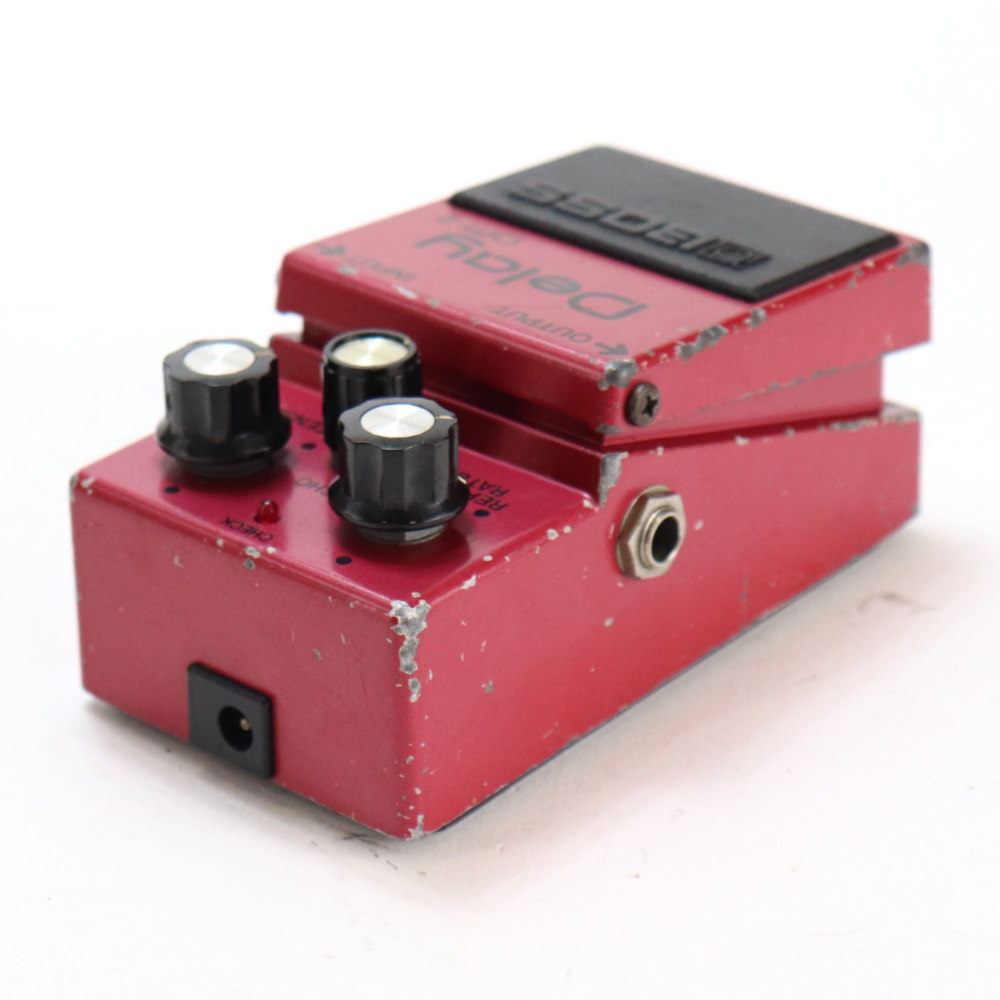 【中古】 アナログディレイ エフェクター BOSS DM-2 Delay 前期モデル アダプタージャック破断あり 電池使用可 Made in Japan ギターエフェクター リア斜めアングル画像